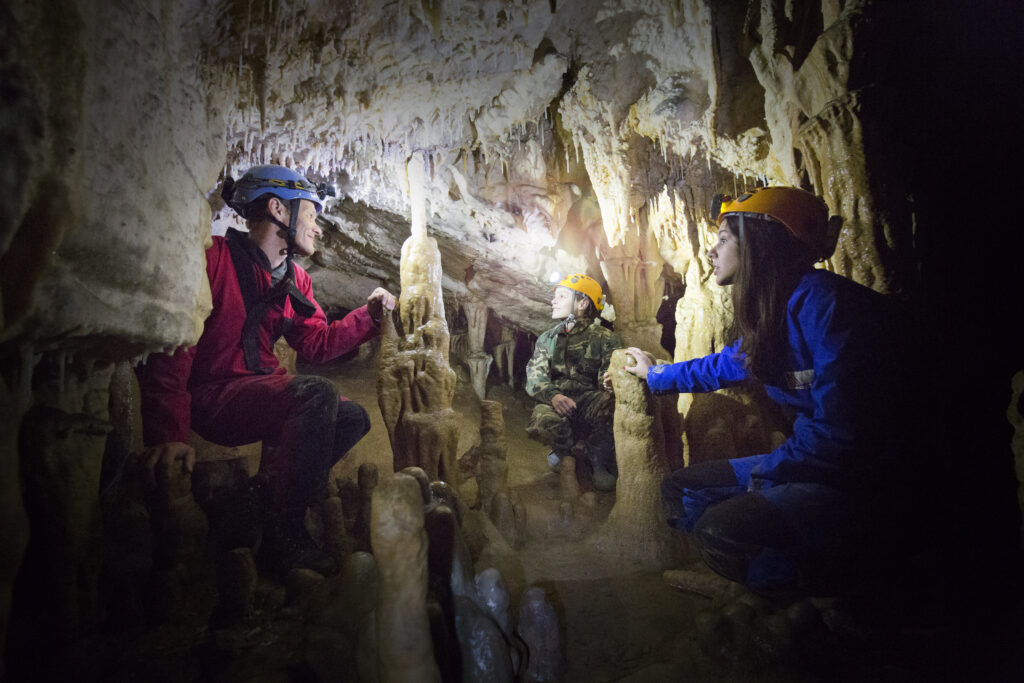 Espeleología en cueva Pando Espeleología en Ribadesella. Cueva de Pando. Ideal niños y colegios. Asturias