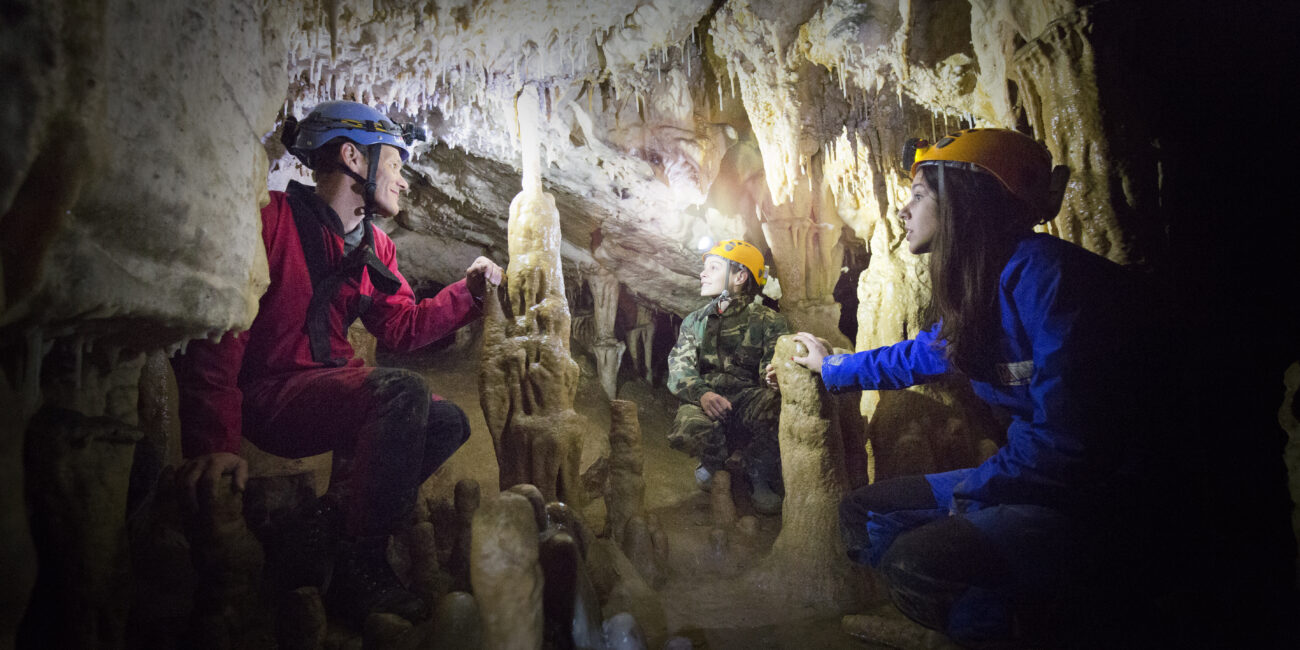 Espeleología en Ribadesella. Cueva de Pando. Ideal niños y colegios. Asturias