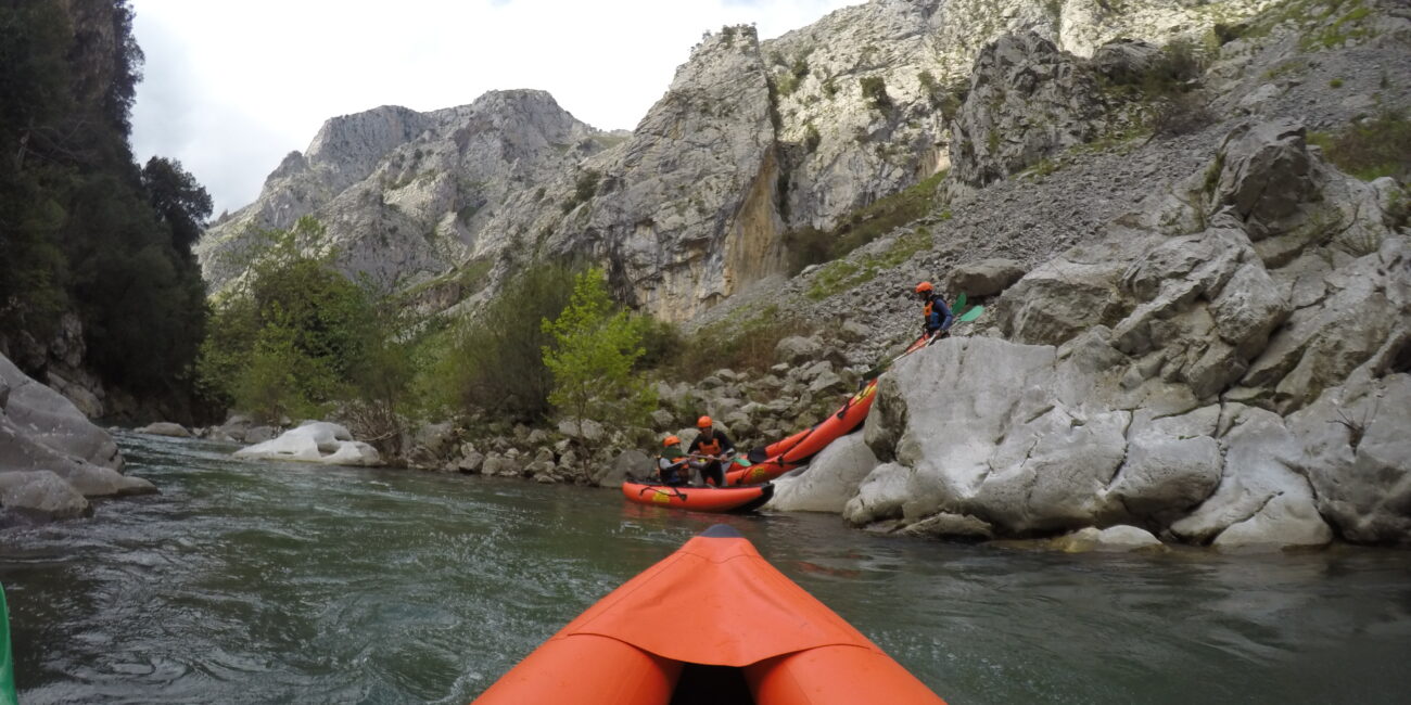 Canoa raft en el río Deva. Tramo de Panes a Unquera. Asturias y Cantabria