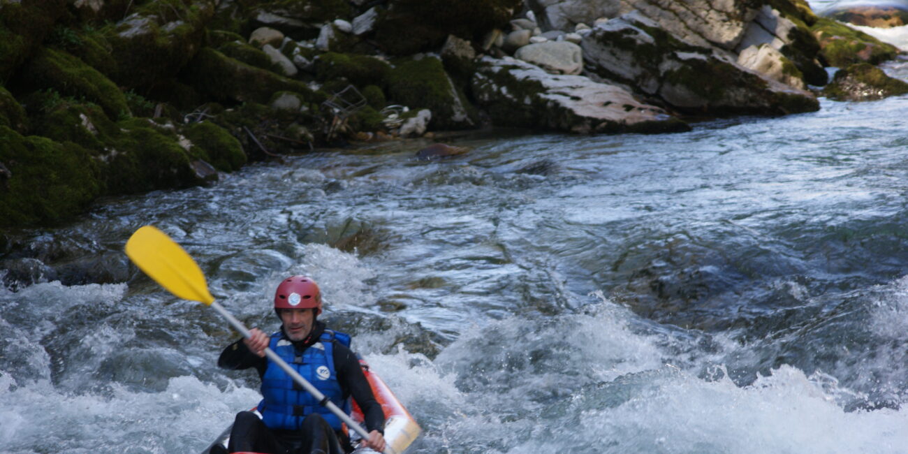Canoa raft en el río Cares. Tramo de Trescares a Mier. Asturias. Picos de Europa